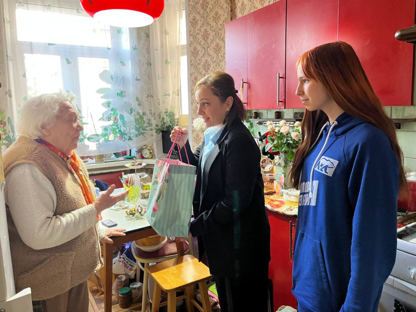 Международный день благотворительности: жуковские партийцы поздравили ветерана ВОВ с днем рождения
