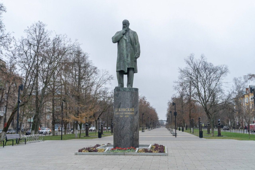 Жуковские партийцы провели памятный митинг у мемориала Николаю Егоровичу Жуковскому