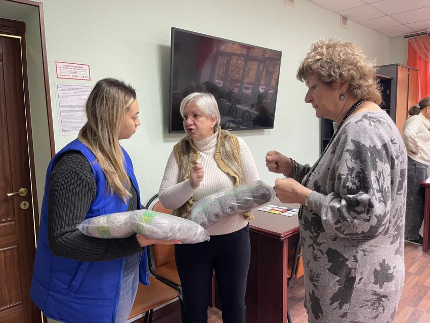 Жуковские партийцы передали пряжу участникам программы «Активное долголетие»