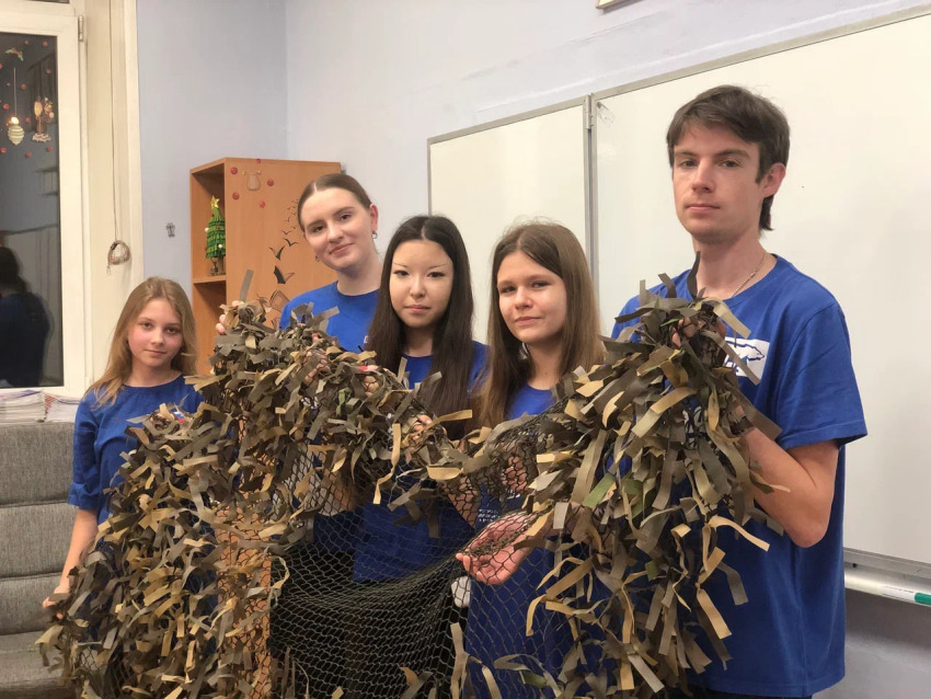 Жуковские партийцы продолжают плести маскировочные сети для участников СВО