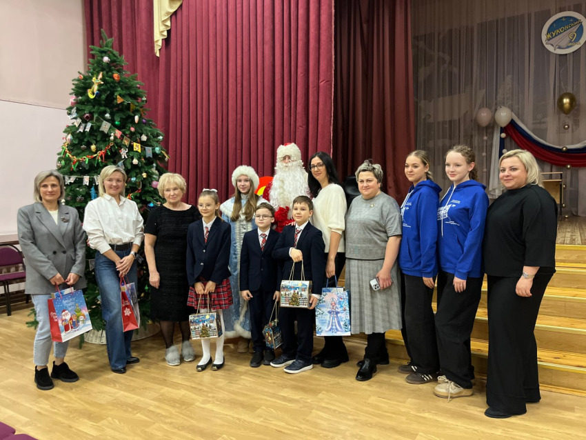 Жуковские партийцы поздравили с Новым годом детей участников СВО