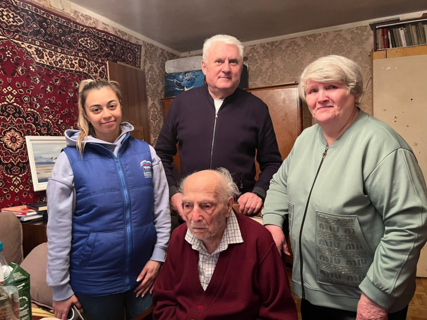 В Жуковском поздравили ветерана Великой Отечественной войны с Новым годом и 102-летием